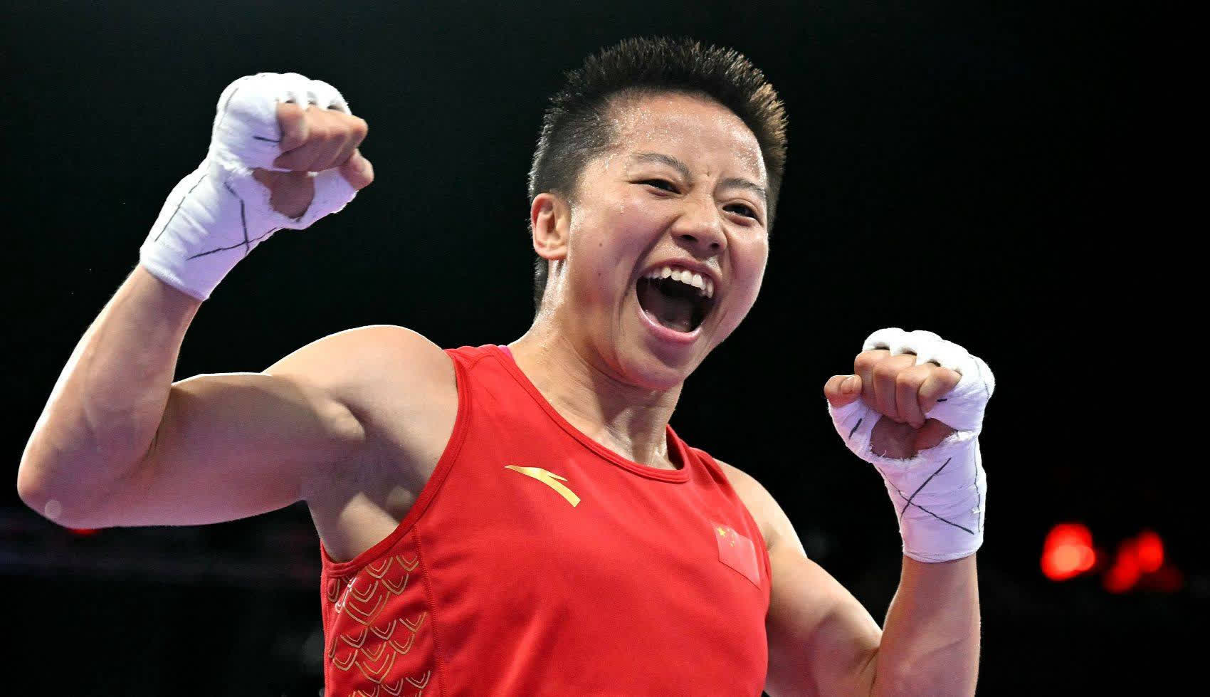 拳击比赛场上气氛火爆,选手拼到底 拳击比赛场上气氛火爆,选手拼到底