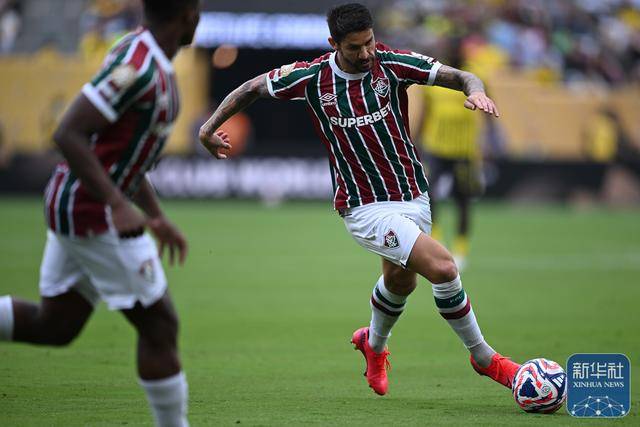 巴西足球冠军队弗鲁米奇主场击败安德拉烈斯