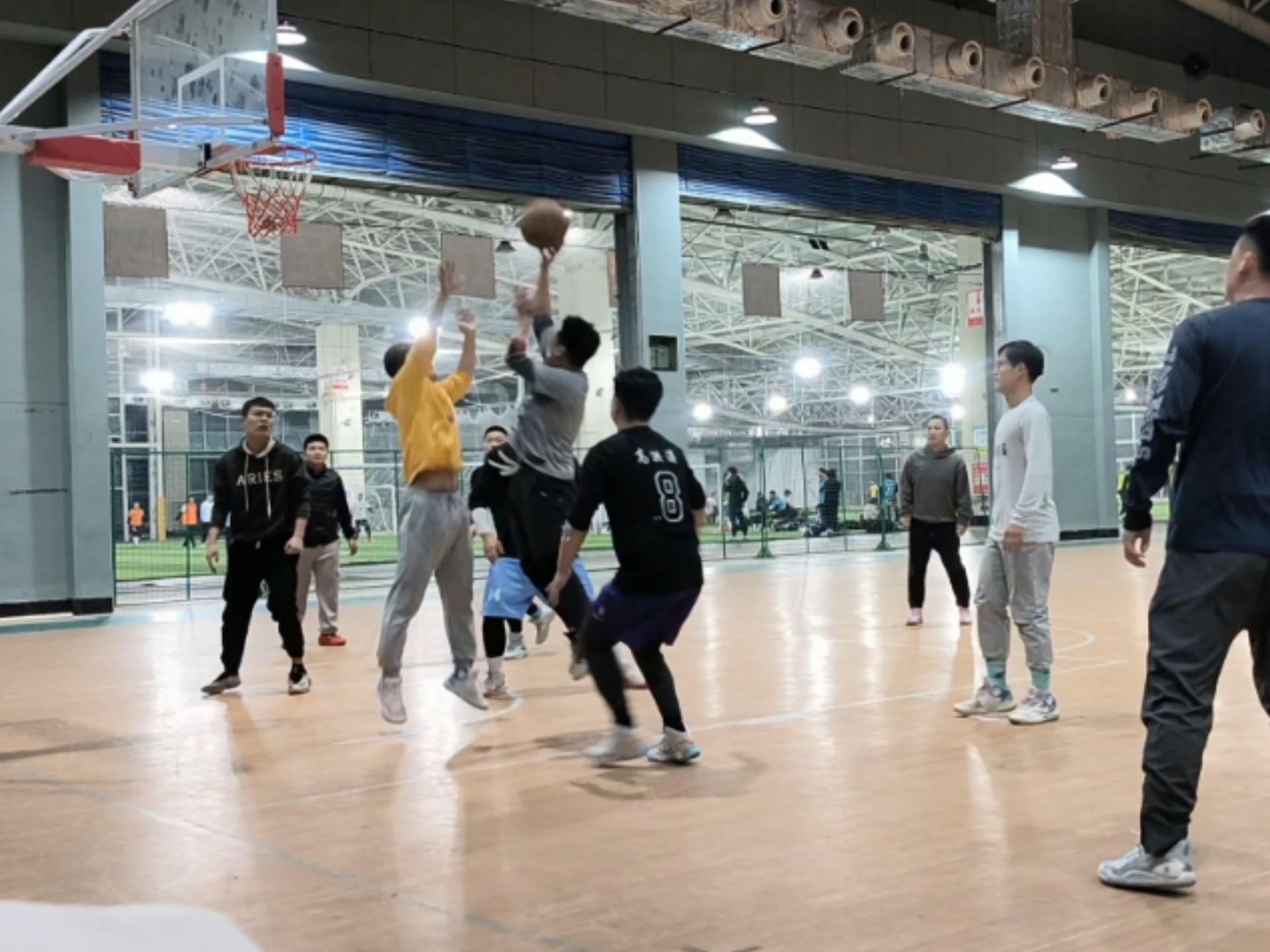 篮球比赛胜负难分,现场气氛火爆 篮球比赛胜负难分,现场气氛火爆