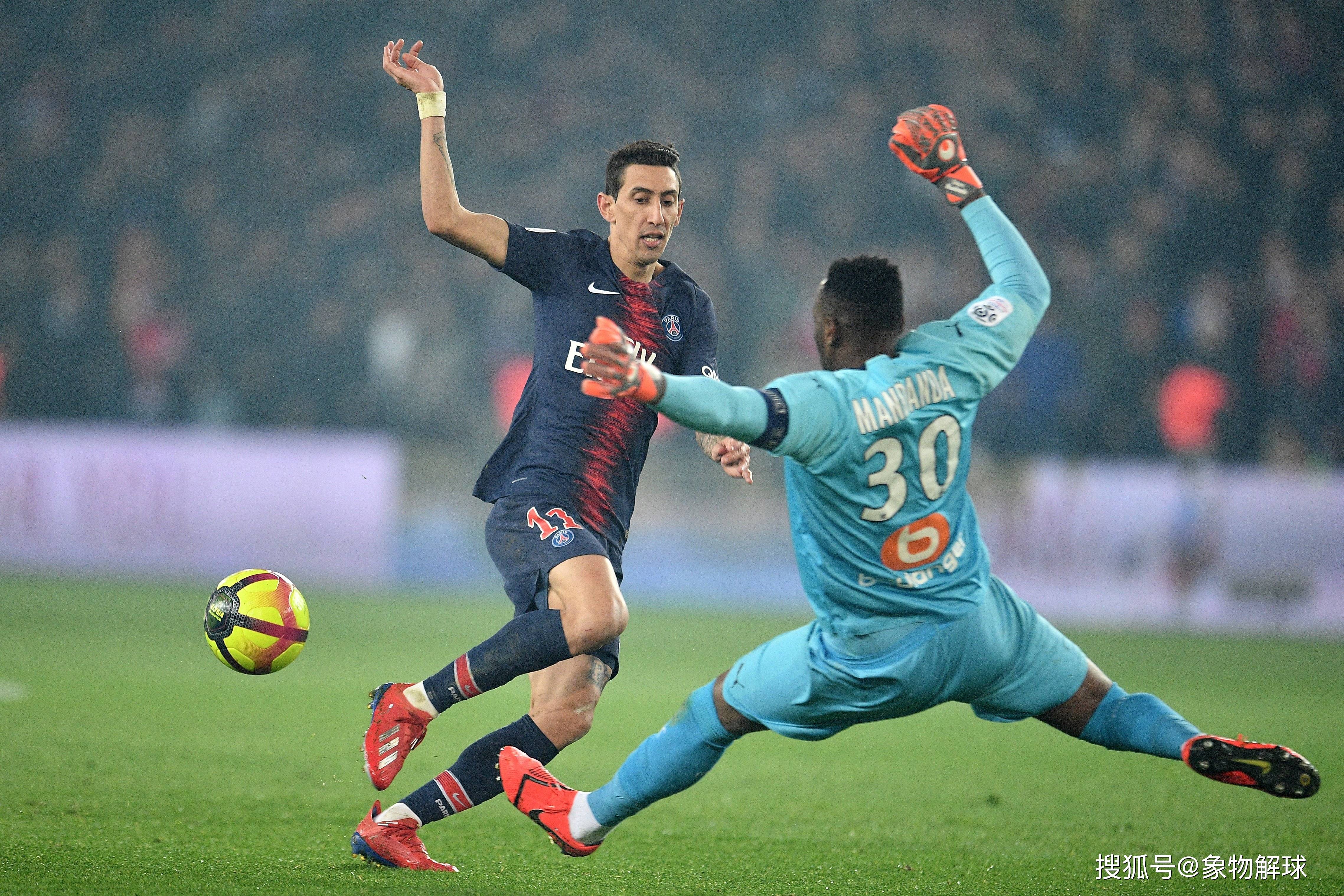 包含一场激烈的足球比赛，球员们拼尽全力为荣誉而战的词条