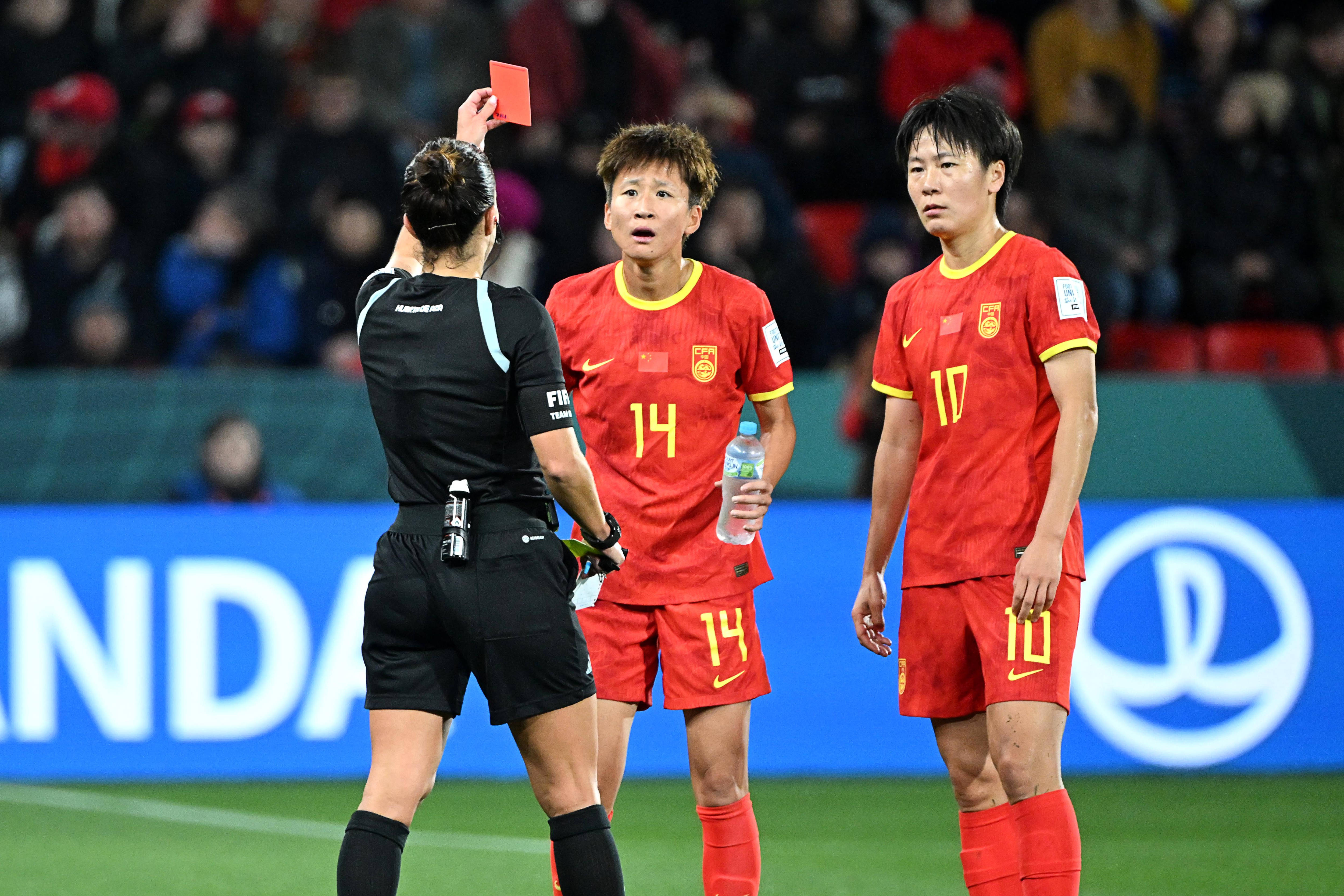 中国女足运动员战胜强劲对手夺得胜利 中国女足运动员战胜强劲对手夺得胜利