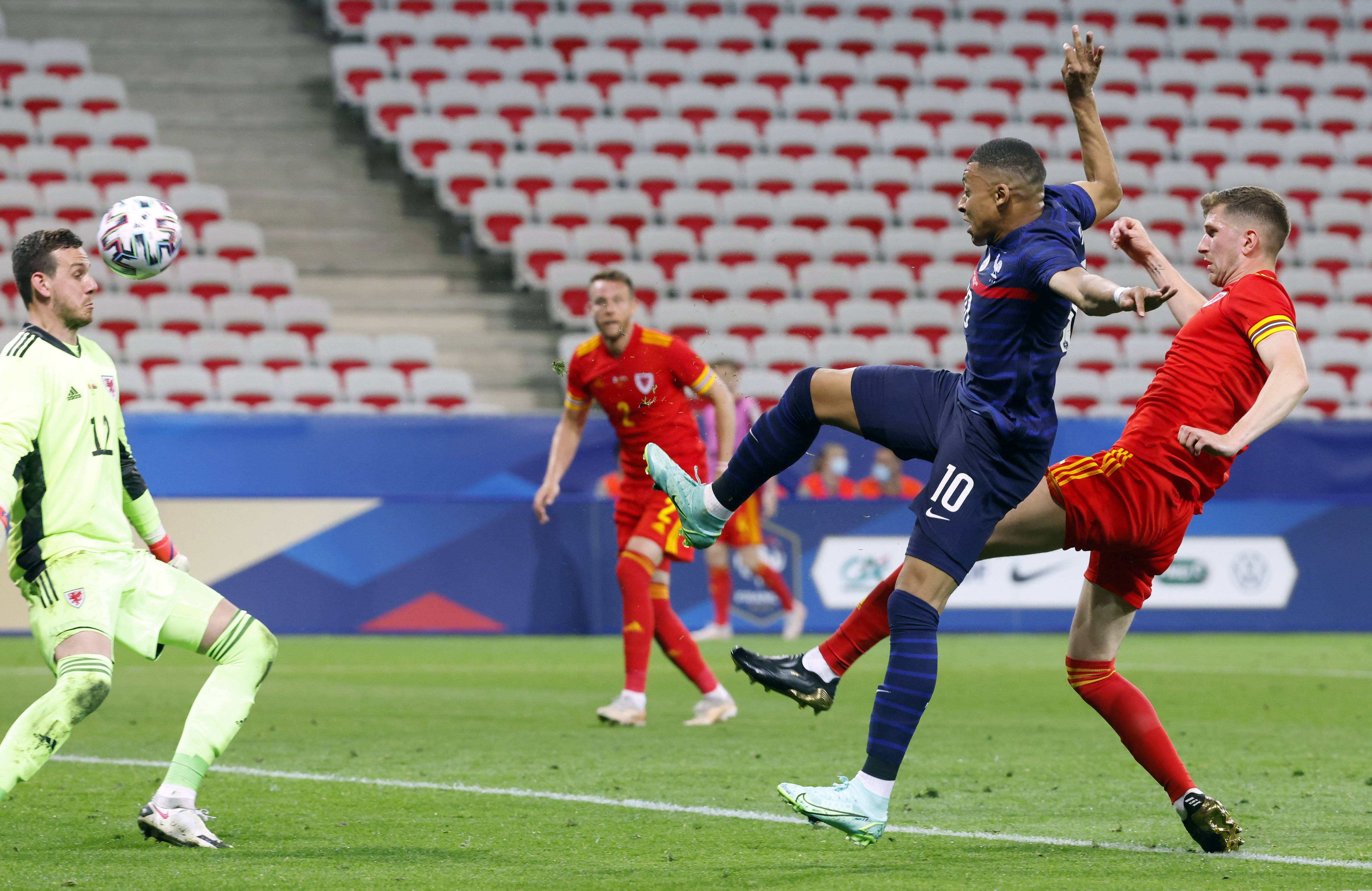 法国足球职业联赛强队呈现实力,争霸正酣的简单介绍 法国足球职业联赛强队呈现实力,争霸正酣的简单介绍