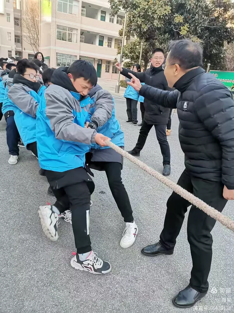 击鼓传风的比赛,势均力敌难分胜负 击鼓传风的比赛,势均力敌难分胜负