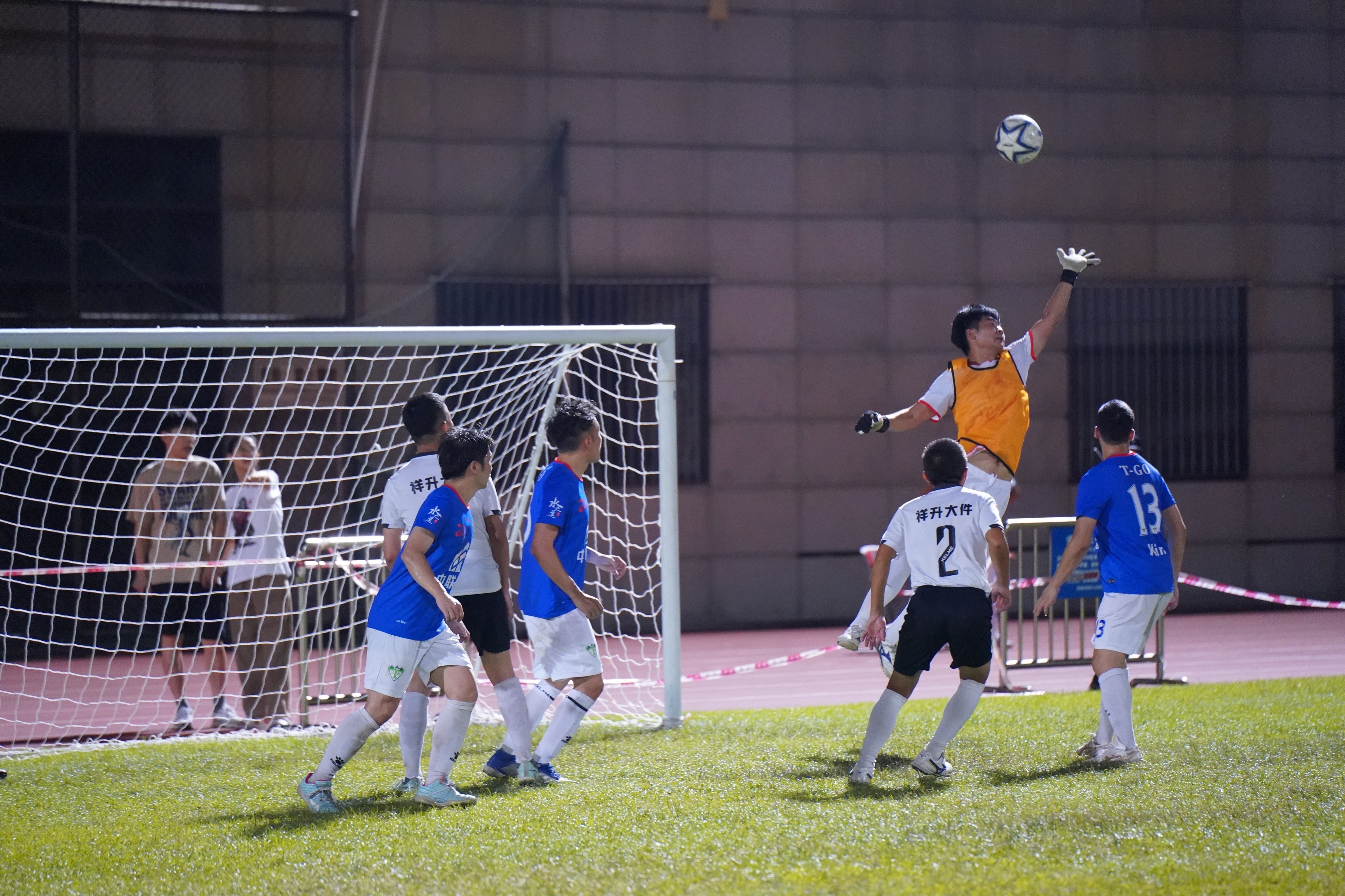 足球赛场上的精彩瞬间,球迷热情高涨 足球赛场上的精彩瞬间,球迷热情高涨