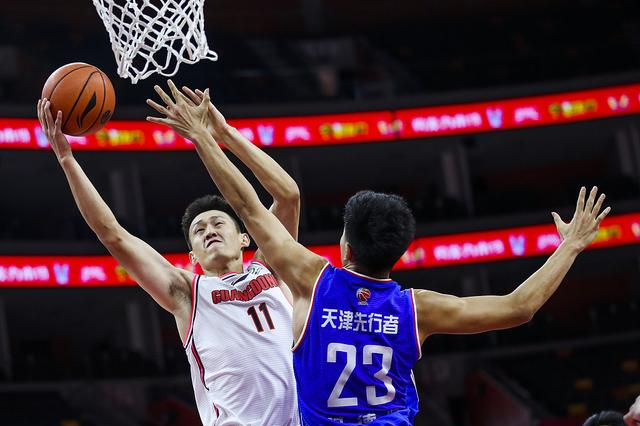 法国男篮顽强不息，全队拼尽全力争领先的简单介绍