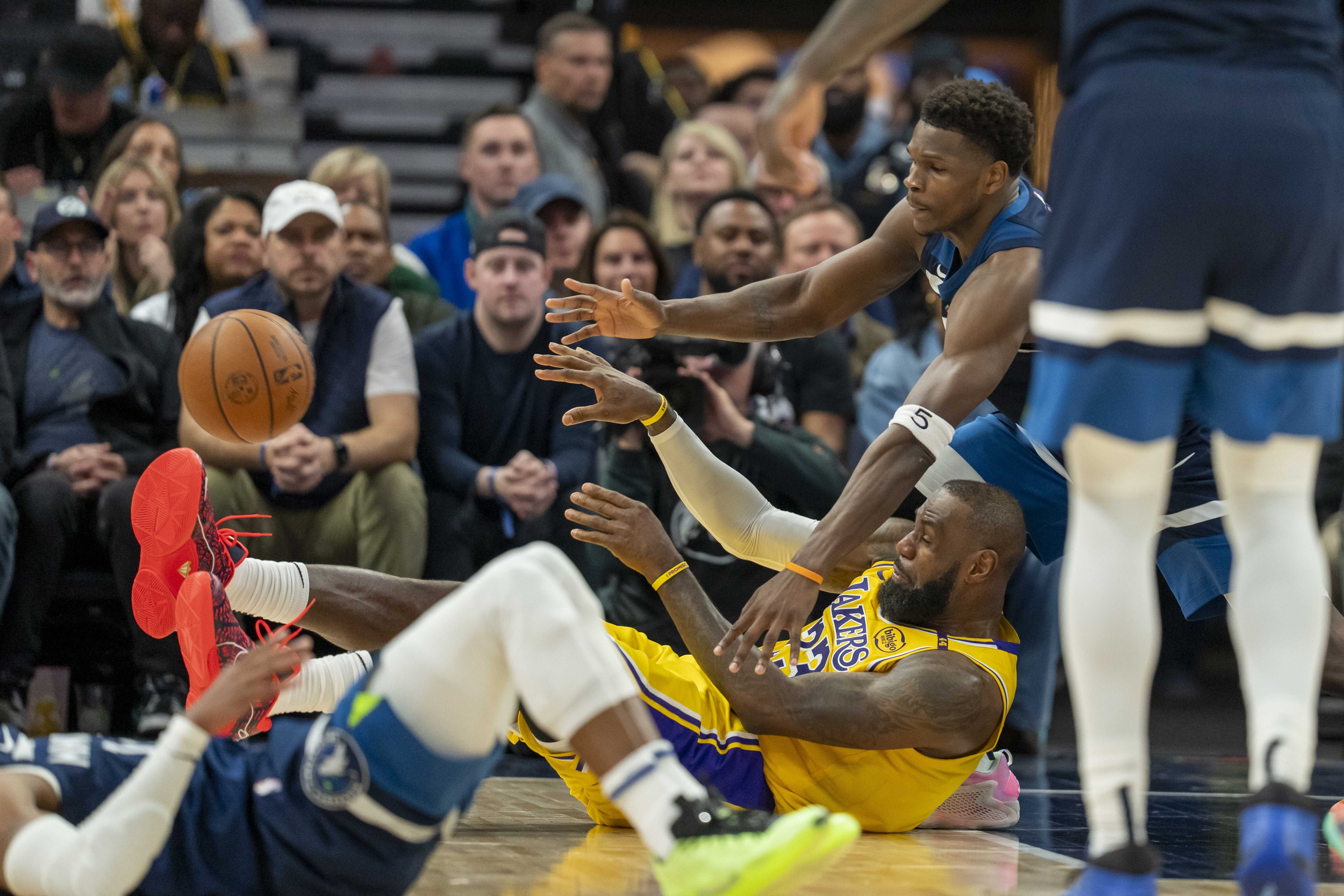 步行者客场力克黄蜂,主场取得胜利 步行者客场力克黄蜂,主场取得胜利