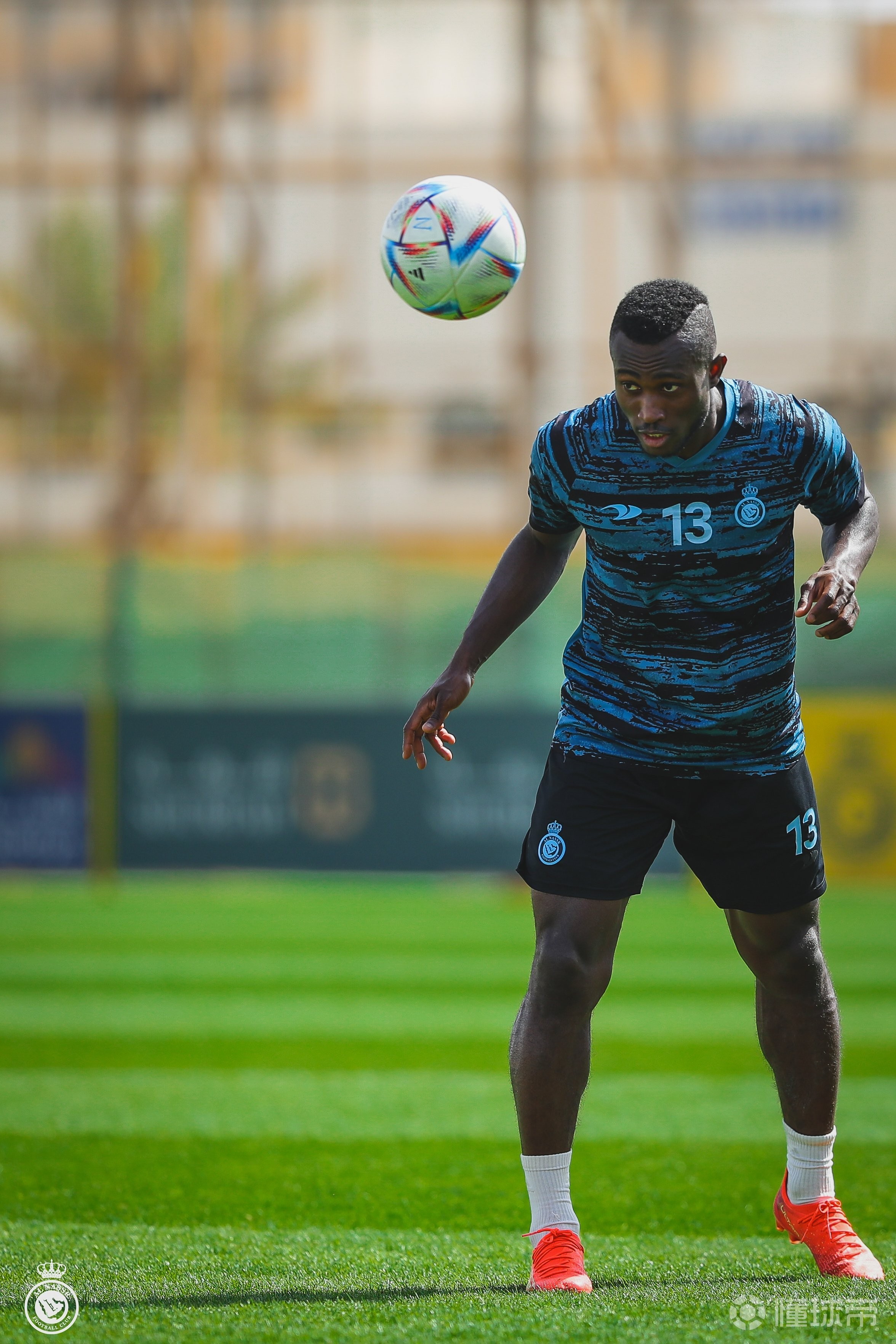 里昂球队备战关键战役:士气高昂期待胜利 里昂球队备战关键战役:士气高昂期待胜利