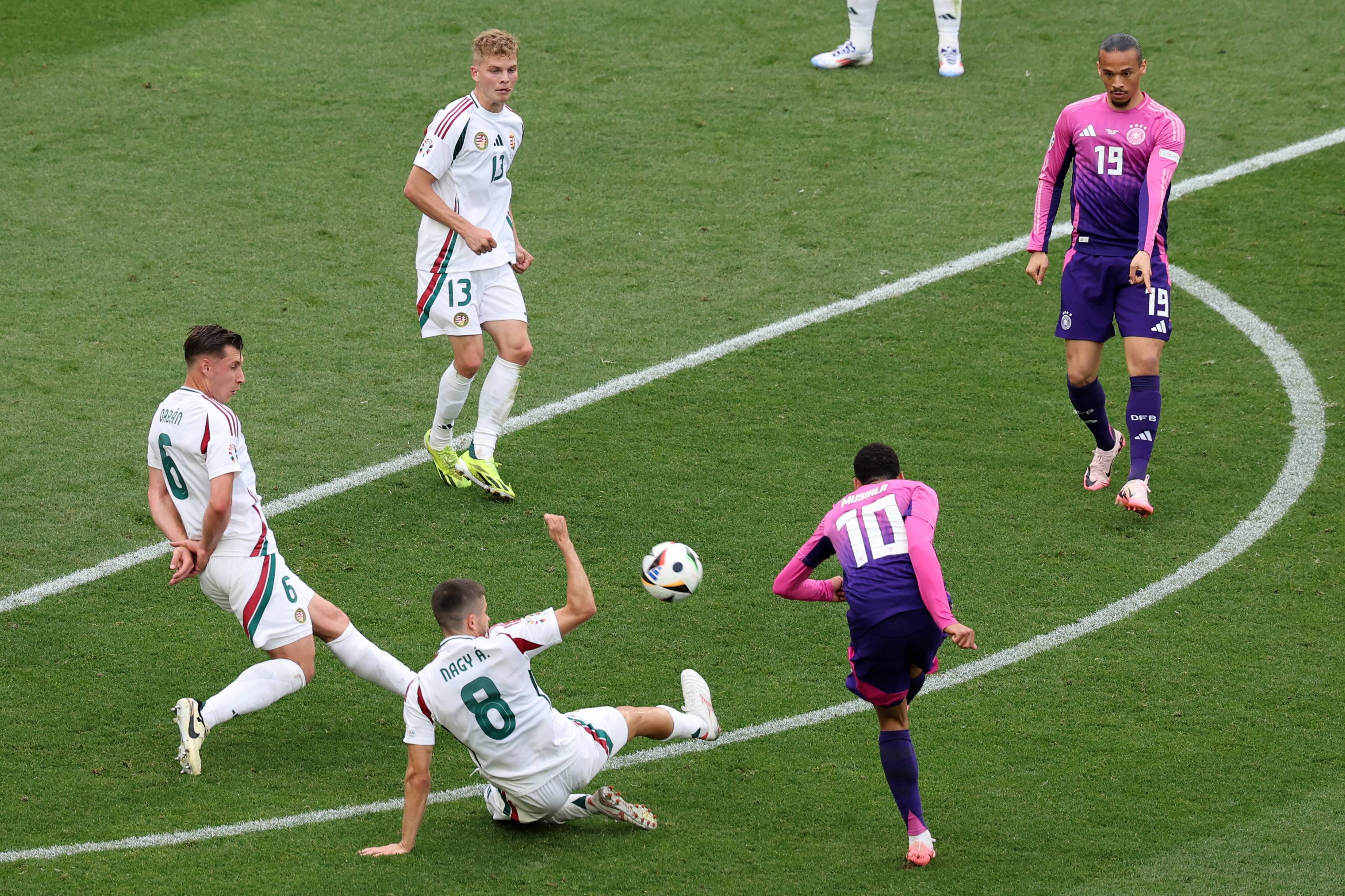 匈牙利国家队在比赛中遭受打击 匈牙利国家队在比赛中遭受打击