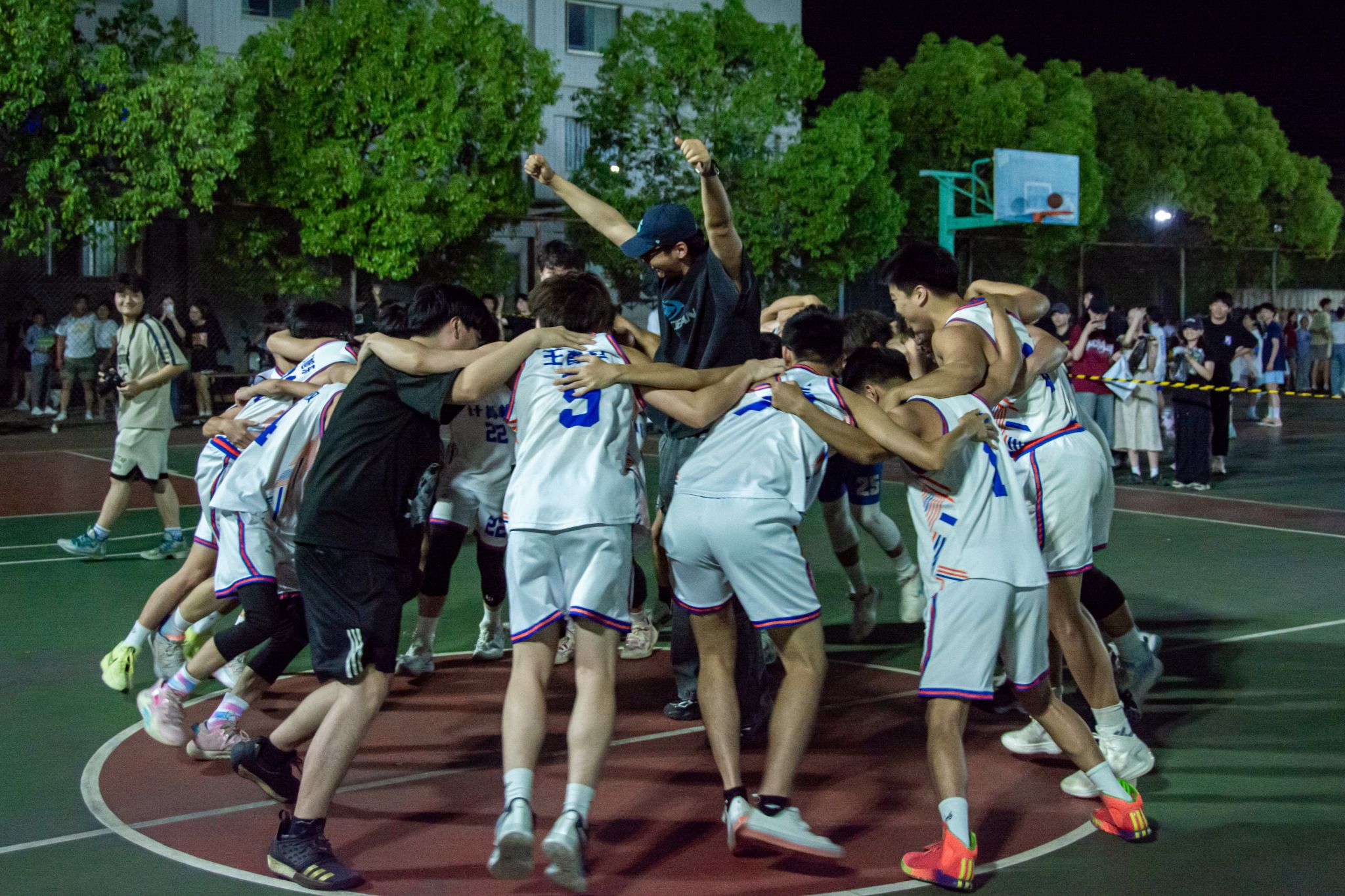 篮球比赛战况激烈，场上球员鏖战到底