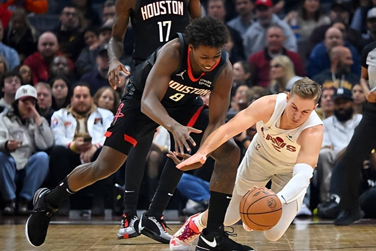 紧张对决中，球员展现出色表现，引发球迷狂热